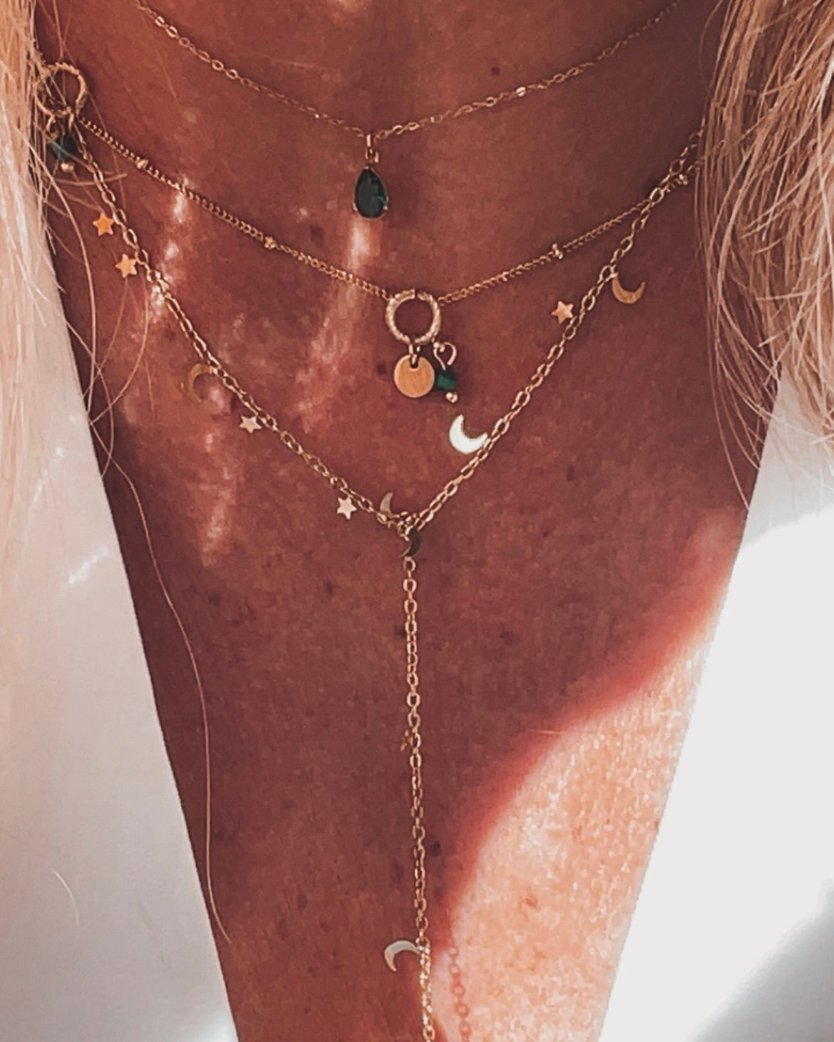 Élégant et subtil, ce collier se compose de deux chaînes fines dorées ponctuées de petites perles vertes. Sa légèreté en fait