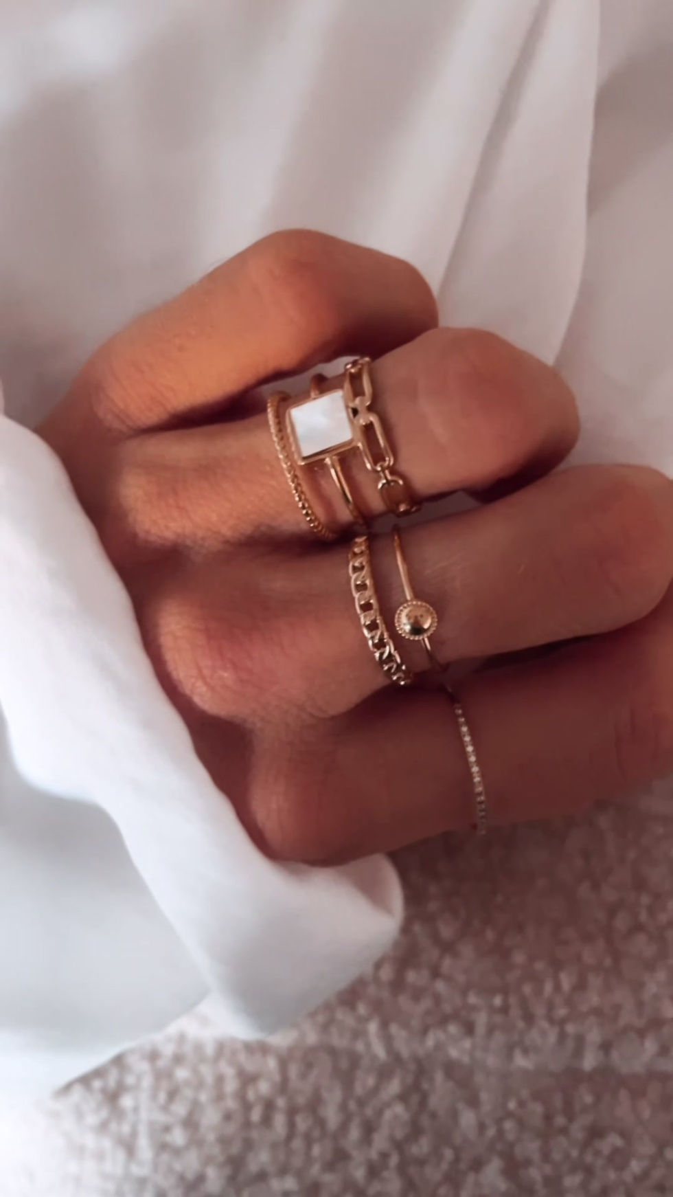 Thumbnail: Une mini-gourmette tout autour du doigt, version ajourée et légère. Le look chaîne, mais en version délicate. co