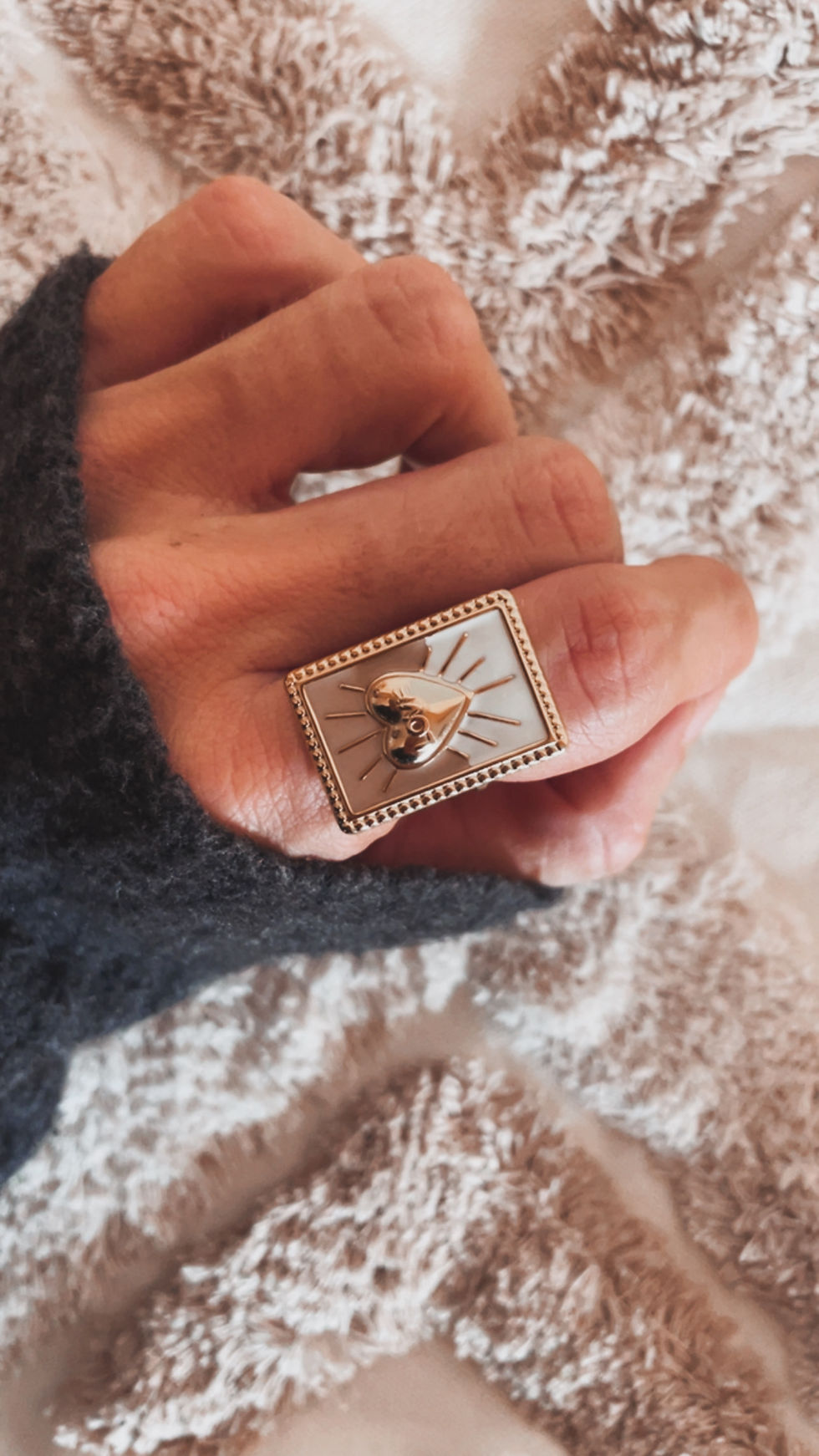 Une bague cœur rayonnant, entre talisman et bijou mode. Dolores, c’est une bague rectangle au look vintage avec son petit cœ
