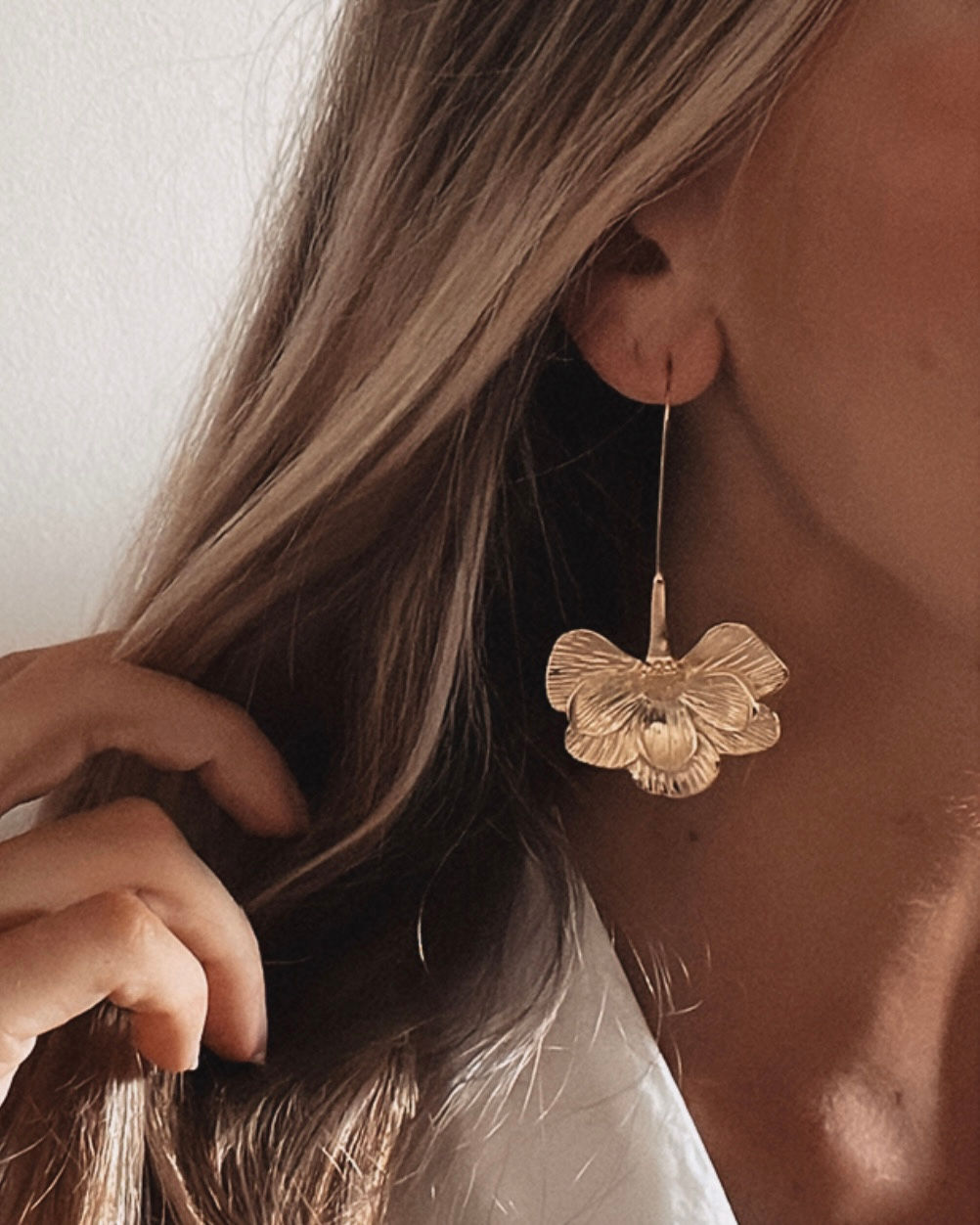 boucles d'oreilles pendantes tige, style dormeuse. Décorée d'une demi fleur romantique.