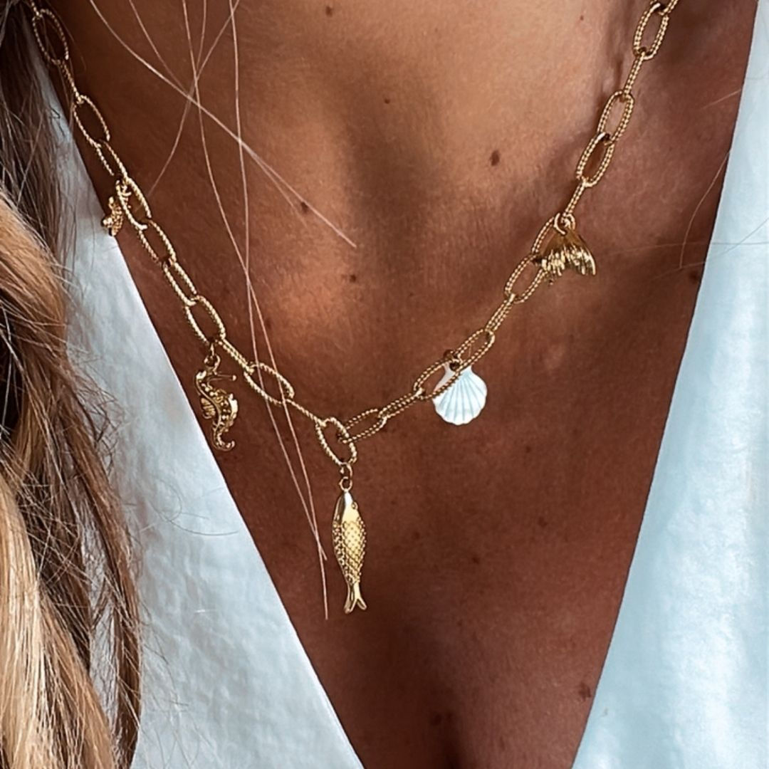 : Collier maille large avec charms thème océan.
