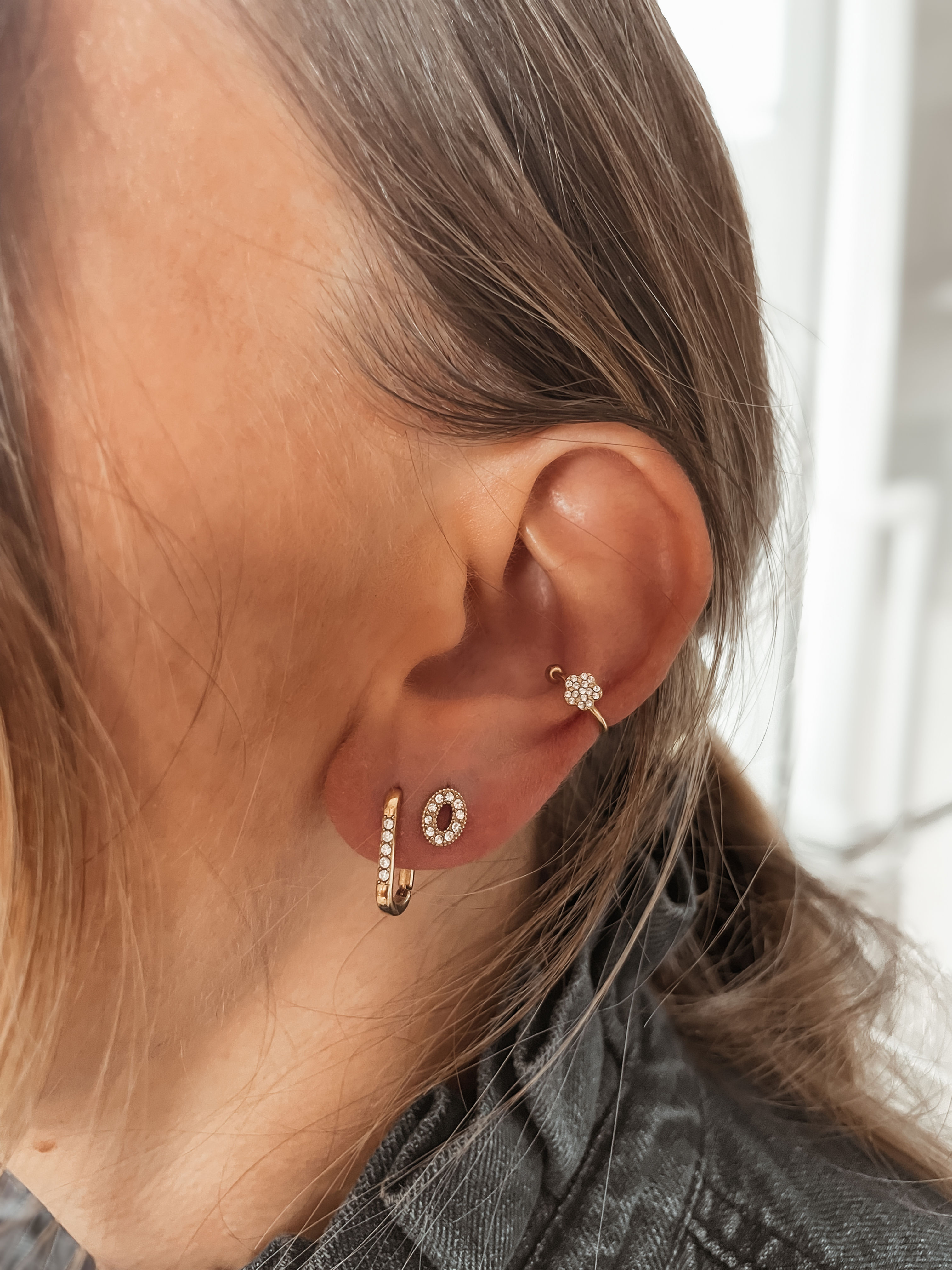 Puces rondes façon “donut” strassé avec bordure striée. Un mini format qui fait son effet en accumulation.