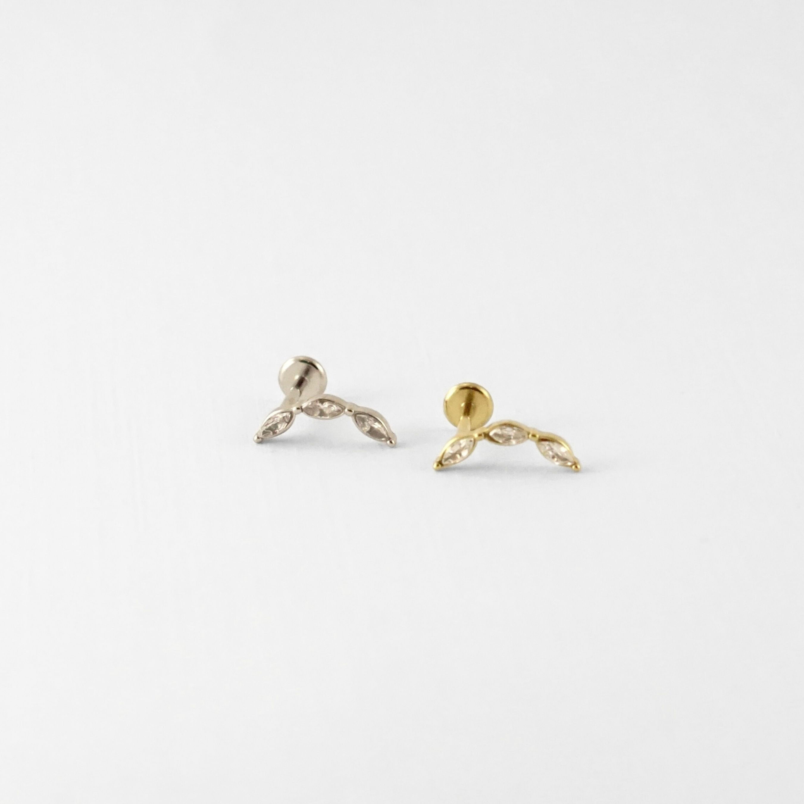 Mini piercing à trois feuilles scintillantes qui épousent le lobe ou le cartilage pour une touche délicate.