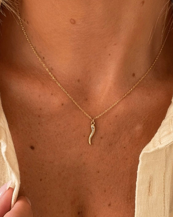 Thumbnail: collier fin au pendentif piment, à la fois fun, solaire et ultra facile à porter. Son design original