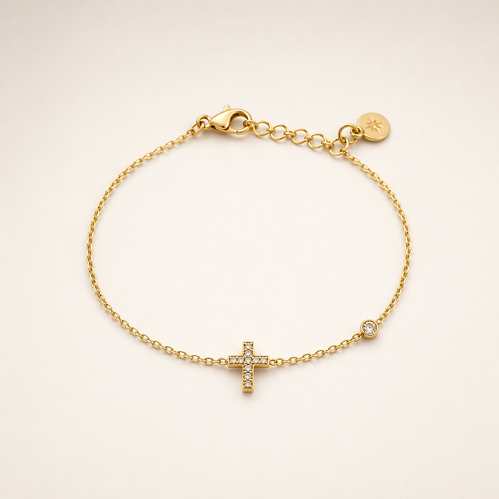 Thumbnail: bracelet fin et lumineux, sublimé par une petite croix délicatement sertie et un mini strass qui apporte une touche précieuse