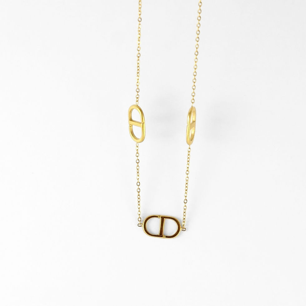 Thumbnail: collier au design graphique et épuré, marqué par ses motifs ovales ajourés qui lui donnent une allure moderne et reconnaissab