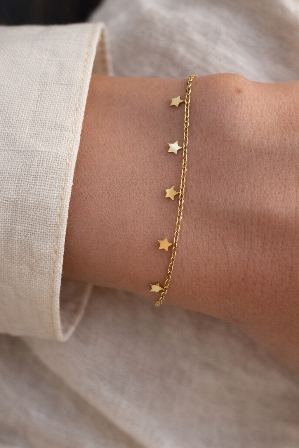 bracelet fin orné de petites étoiles suspendues qui apportent du mouvement et une touche céleste au poignet.