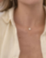 collier fin et lumineux, sublimé par un pendentif trèfle blanc
