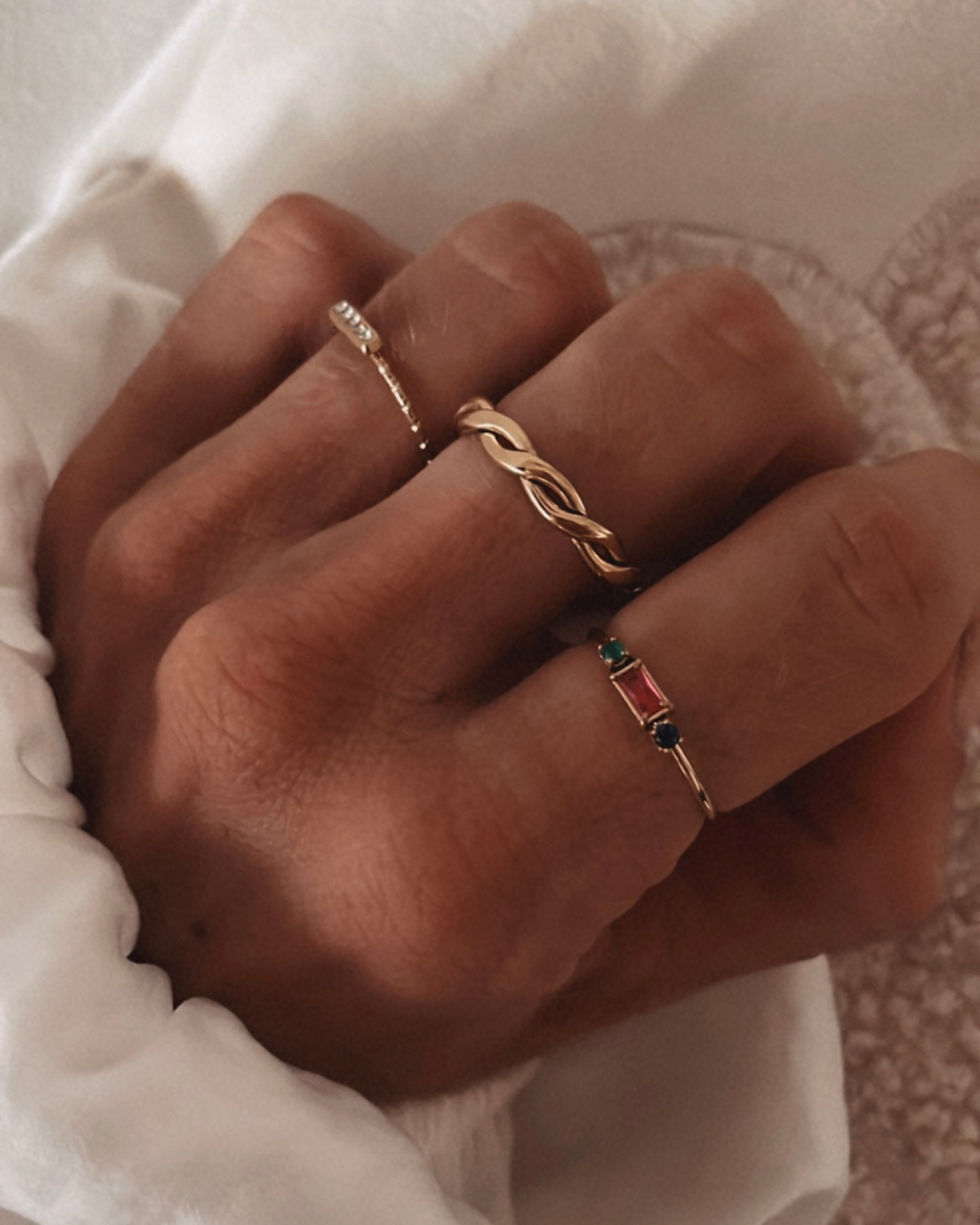 Miniature : Un bijou discret et lumineux ✨ Cette bague dorée met en valeur une fine rangée de strass étincelants, idéale pour sublimer vo