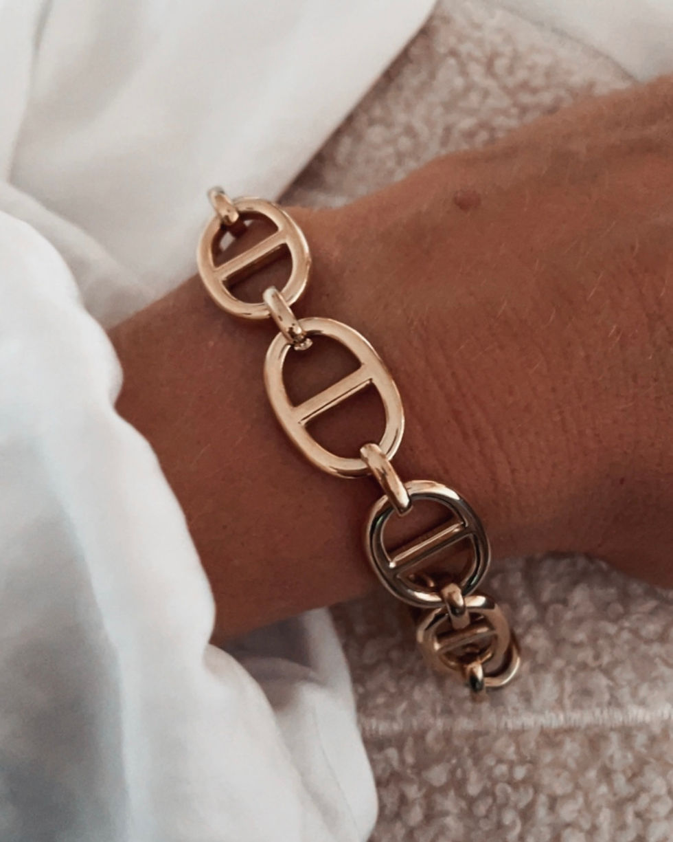 Miniature : Ce bracelet chaîne dorée, aux maillons ovales entrelacés, allie élégance et modernité. Sa forme inspirée des chaînes marines