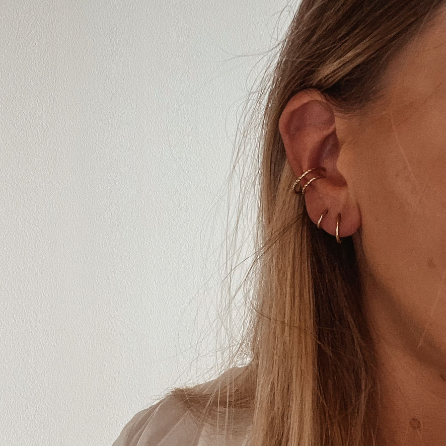 Thumbnail: Ces anneaux fins et lisses sont parfaits pour tous vos piercings : lobe, hélix, cartilage… Leur design minimaliste en fait un