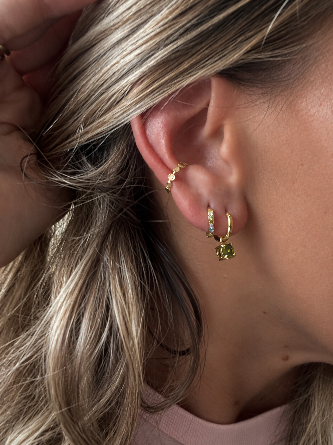 ear cuff Célian est rythmé par une succession de petits médaillons ronds dorés martelés.
