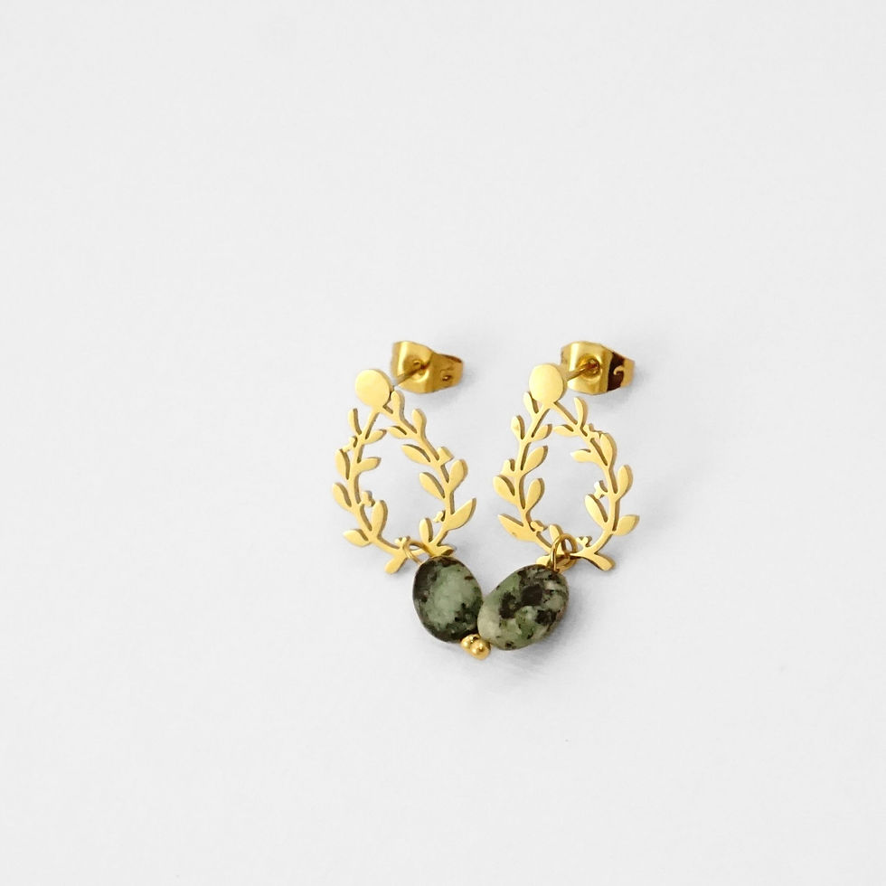 Thumbnail: boucles d'oreilles couronne fleurie, avec pierre ovale naturelle pendante.  Couleur au choix: VERT ou BLANC