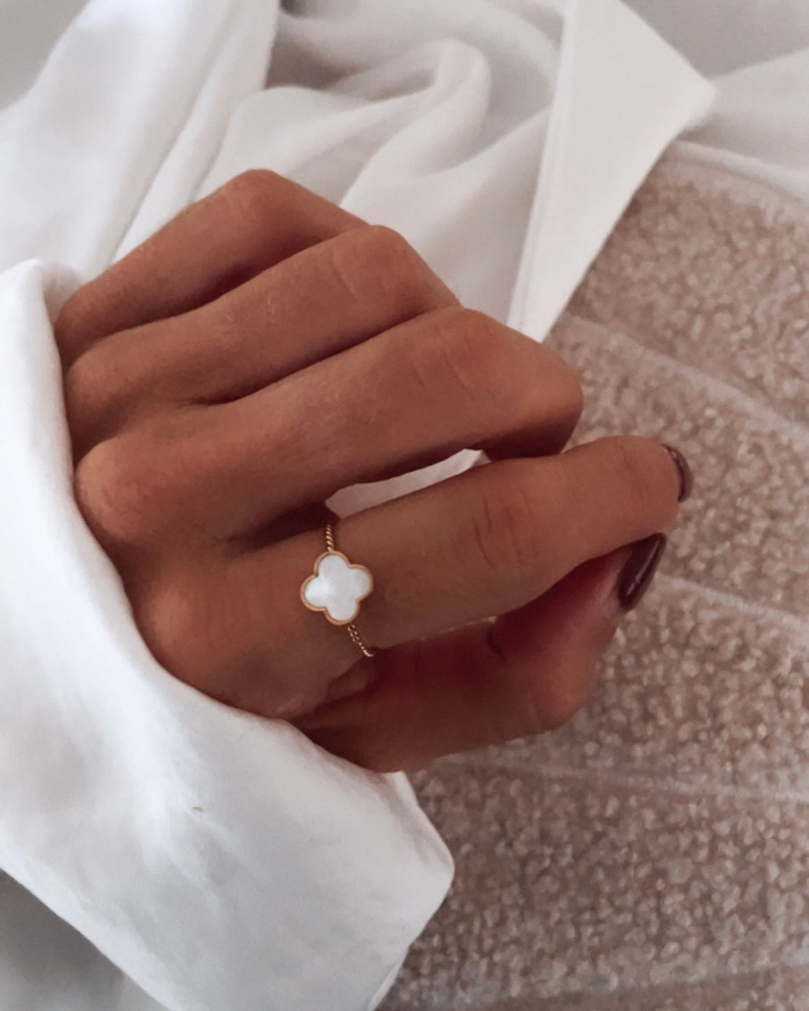 Anneau torsadé + trèfle nacré tout doux : un porte-bonheur chic qui illumine la main. Note perso : mix trop canon avec une cr