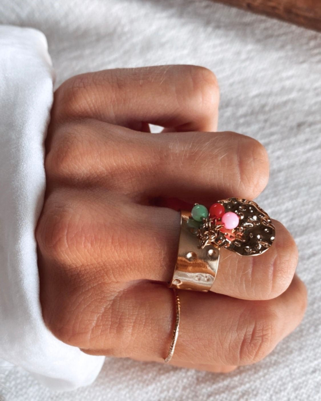 Bague anneau large décorée d'une médaille martelée breloque (charms) et de 3 perles de couleurs