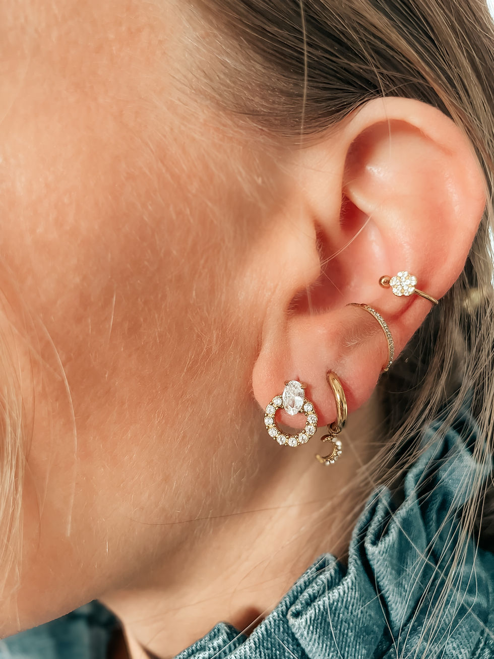 Anneau fin, décoré de zirconium, à porter au lobe ou piercing cartilage. finesse et minimalisme ! ON ADORE Vendu à l’unité