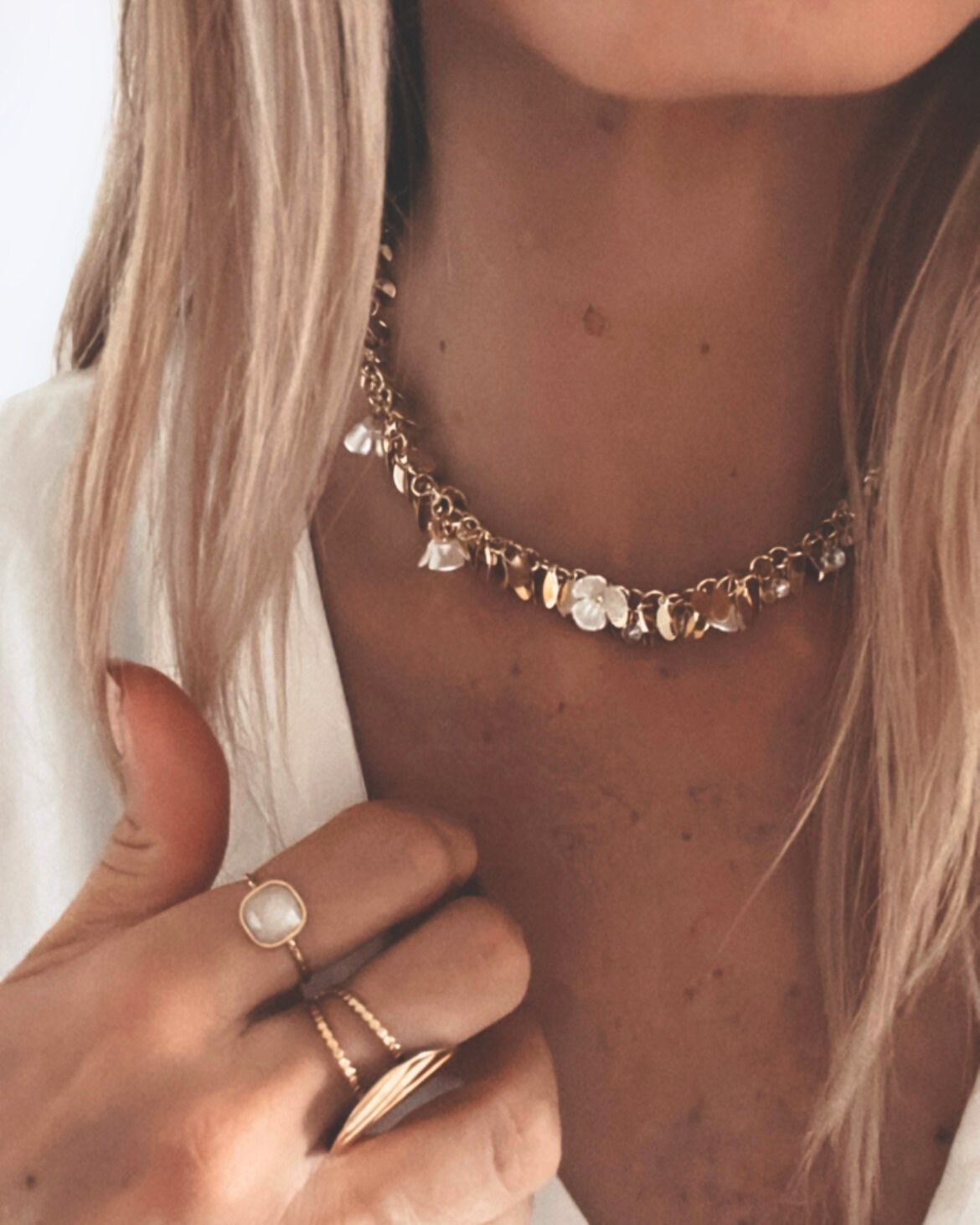 Collier feuillage doré – Enzo Un collier délicat et aérien ✨ Composé de petites pampilles dorées en forme de feuilles, il c