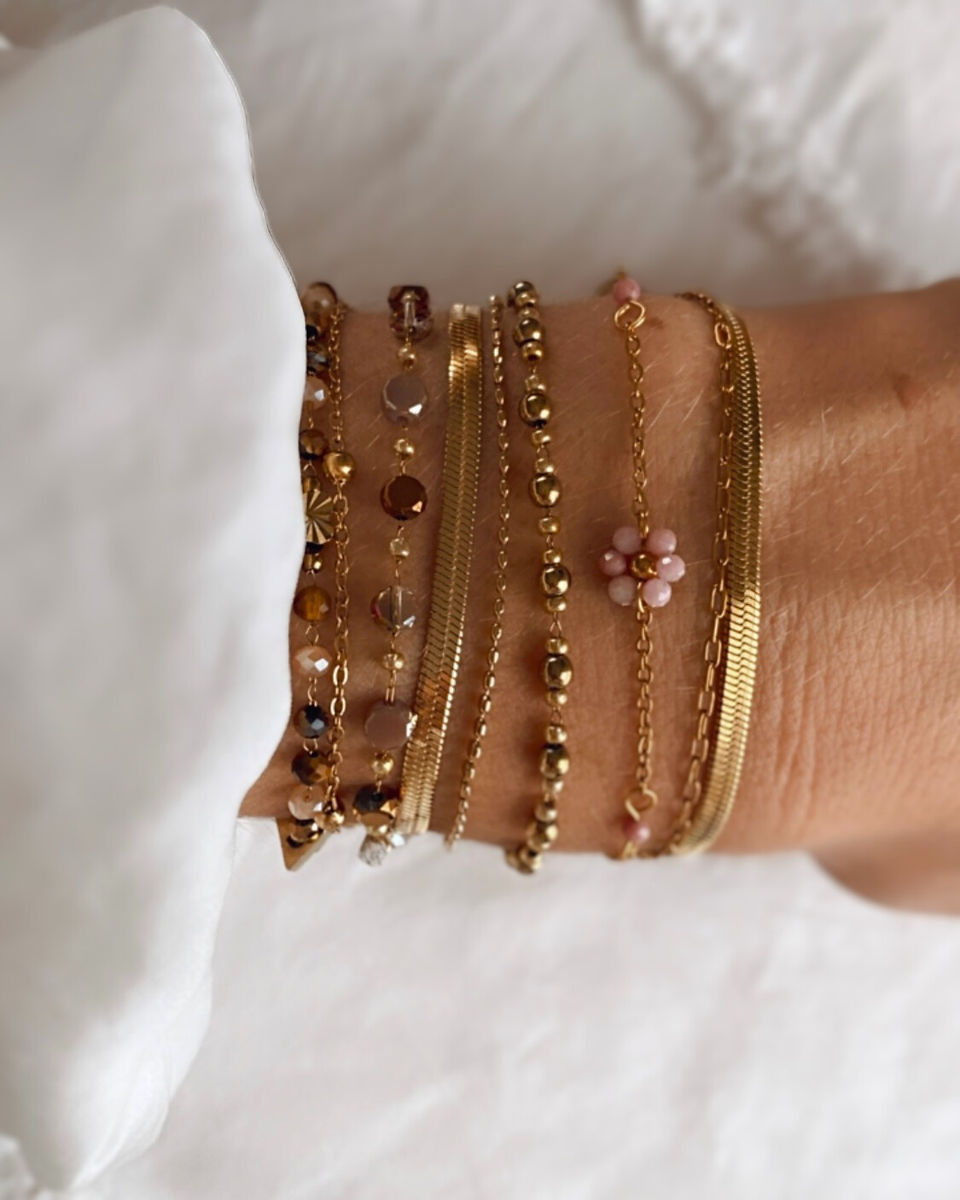 Bracelets fin sur un poignet