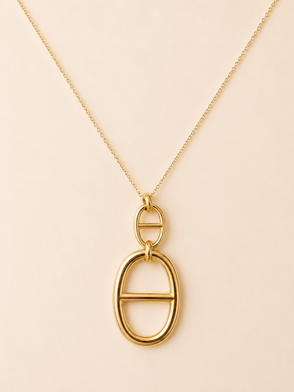 sautoir doré élégant et lumineux, composé d’une fine chaîne et d’un pendentif double maillon au design moderne.