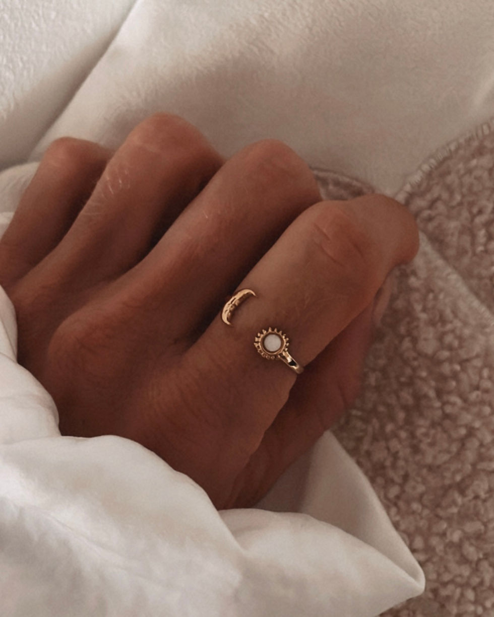 Bague soleil & lune  Une bague poétique et symbolique 🌙☀️ Avec son duo soleil et lune, ce bijou doré incarne l’équilibre et