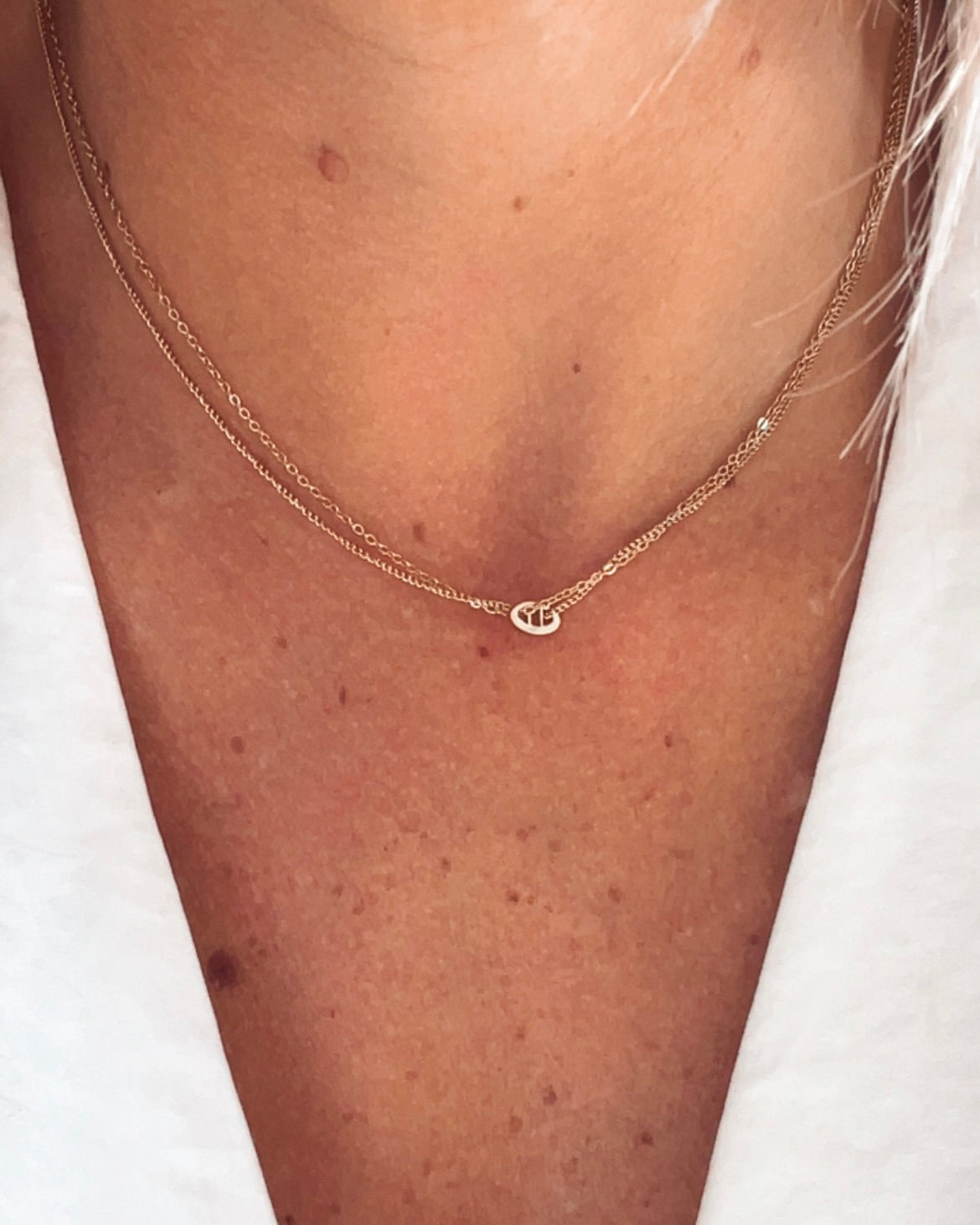 Minimaliste et raffiné, ce collier se compose d’une chaîne double dorée et d’un pendentif discret. Un essentiel à avoir pour