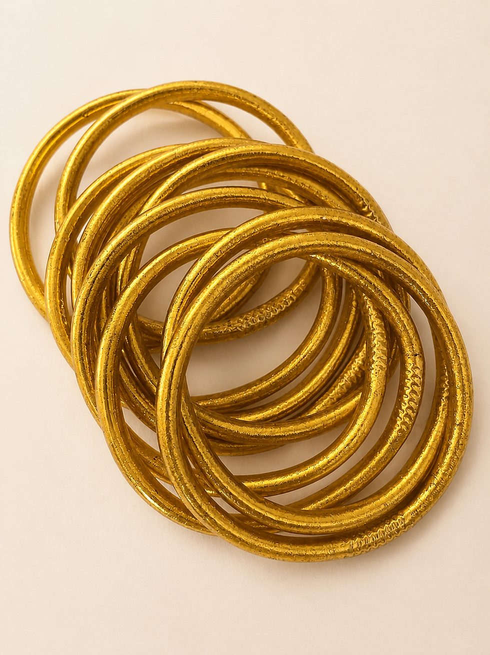 Thumbnail: bracelet bouddhiste doré venu de Thaïlande, lumineux et symbolique. Une pièce porte-bonheur à porter seule ou en accumulation