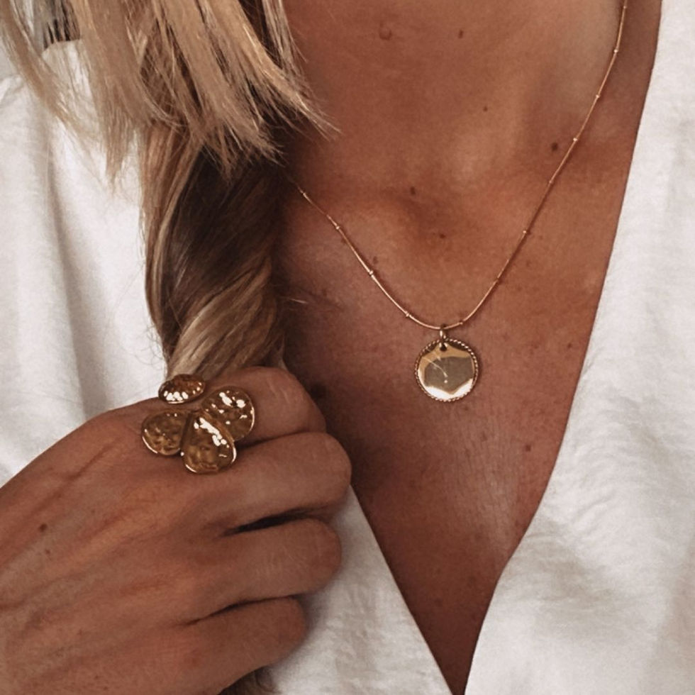 Thumbnail: Collier fin, la chaîne est décorée de billes dorée et d'une médaille lisse.