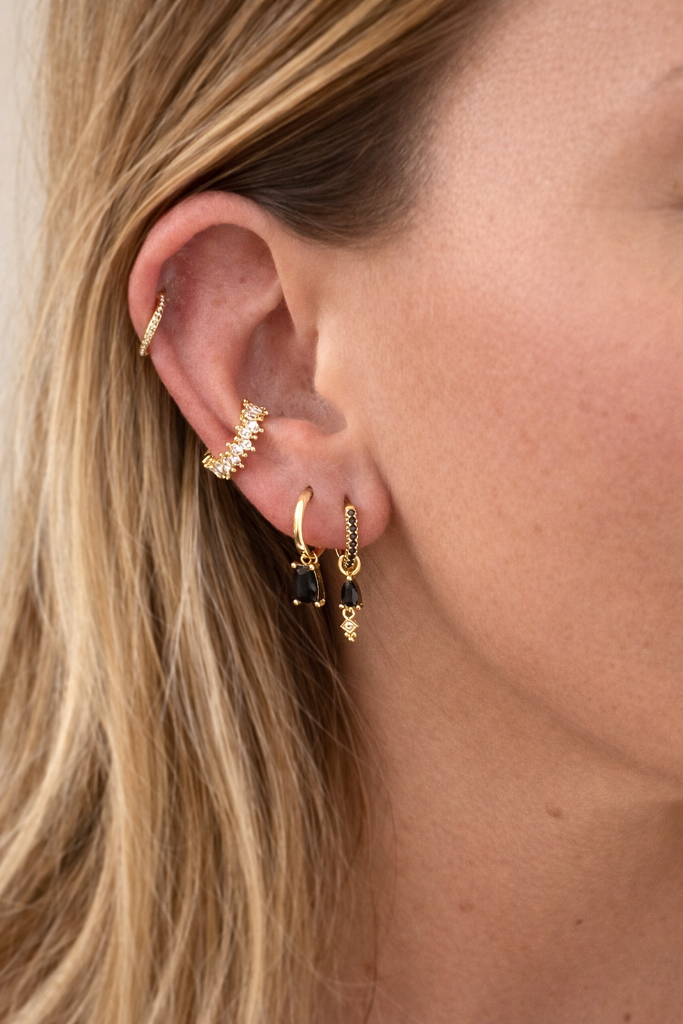 Thumbnail: ear cuff doré serti de cristaux lumineux pour un effet précieux et raffiné.