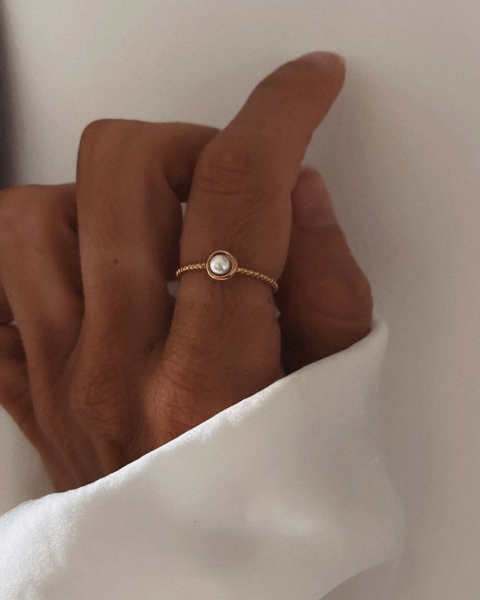 Bague fine perles d'eau  Idéale pour composition et accumulation
