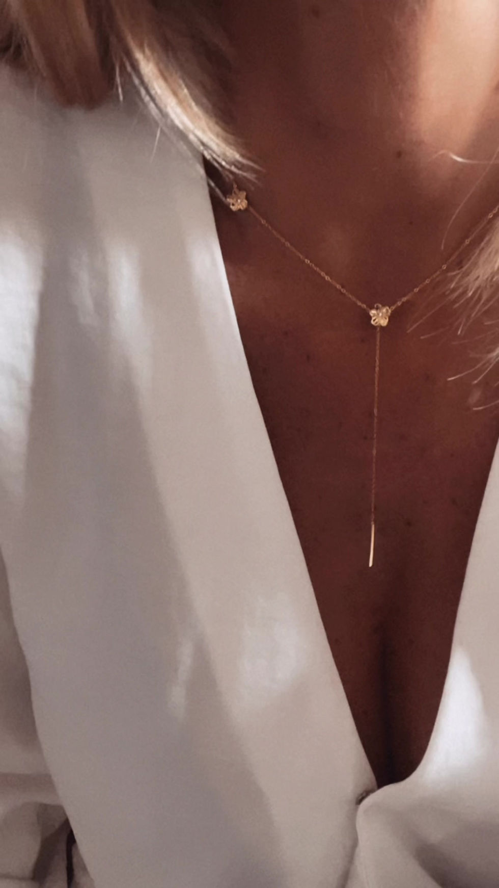 Thumbnail: Collier de forme Y chaîne décorée de petites fleurs délicates, finition barre dorée