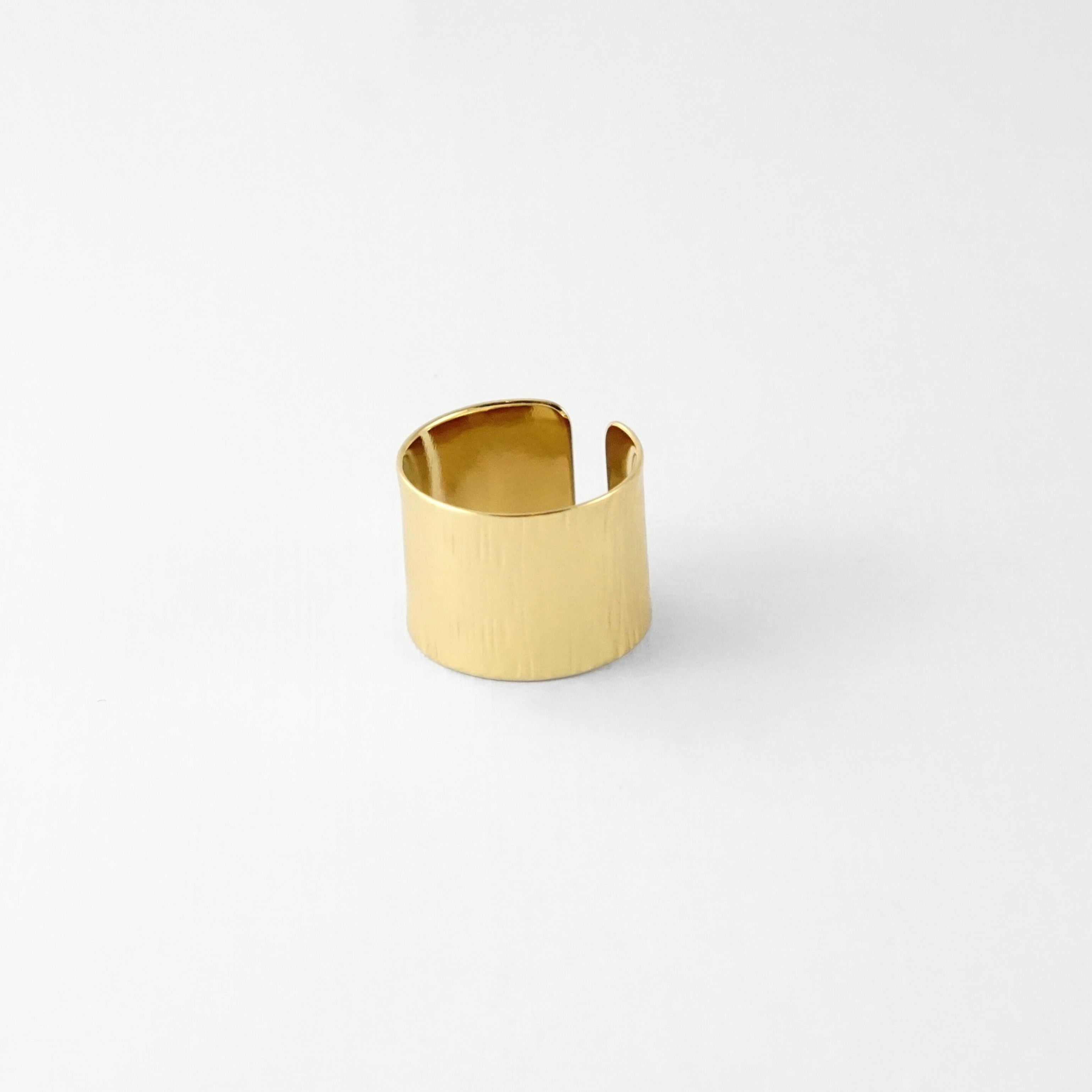 bague Large anneau minimaliste, lisse et confortable, à l’allure très contemporaine. Le basique chic qui élève un look. Note