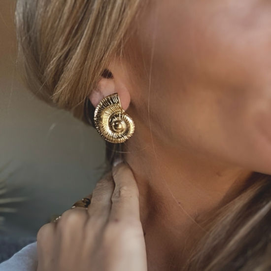 Thumbnail: boucles d'oreilles escargot de mer, on les adore avec une petite tenue légère.