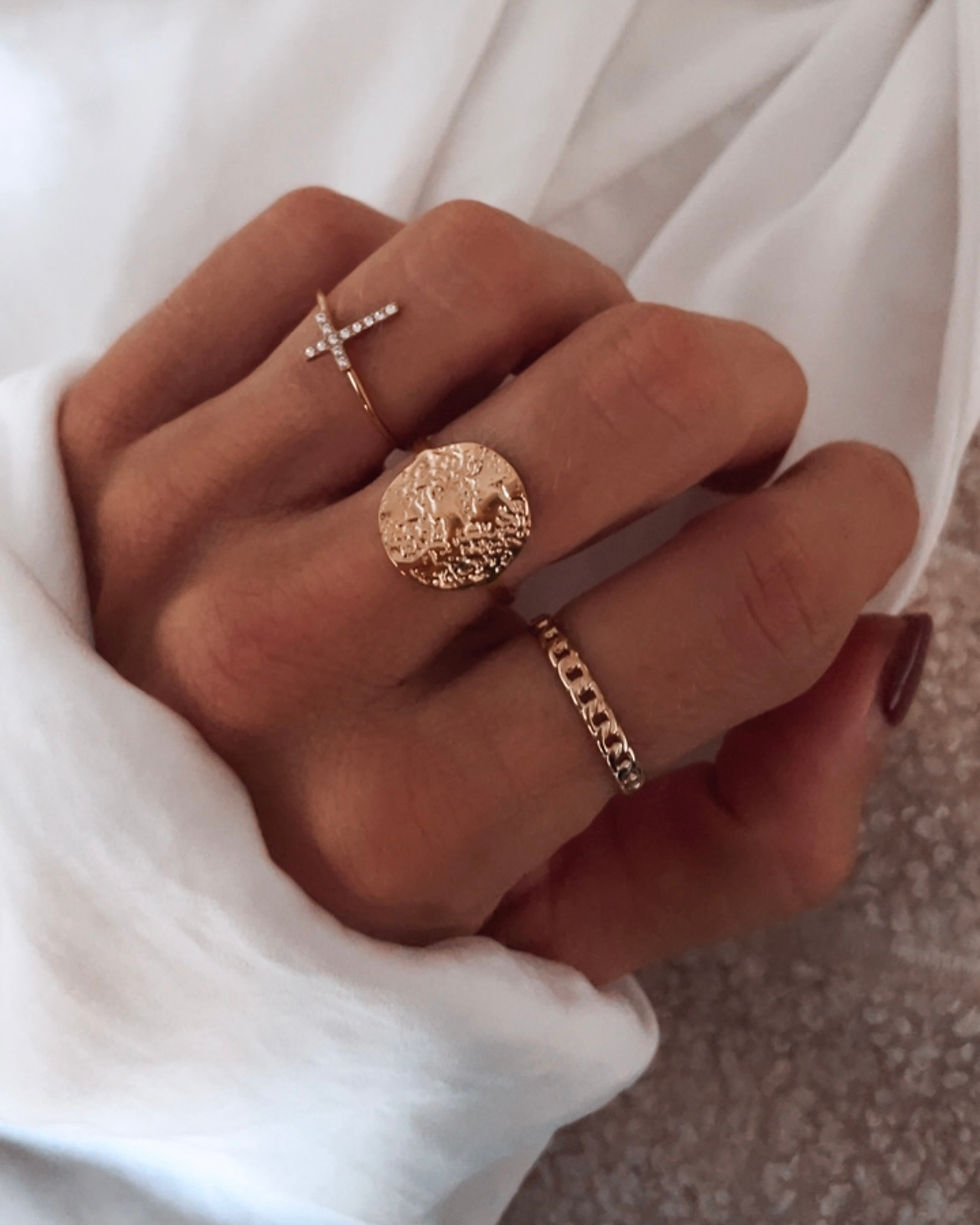 Thumbnail: Une mini-gourmette tout autour du doigt, version ajourée et légère. Le look chaîne, mais en version délicate. co