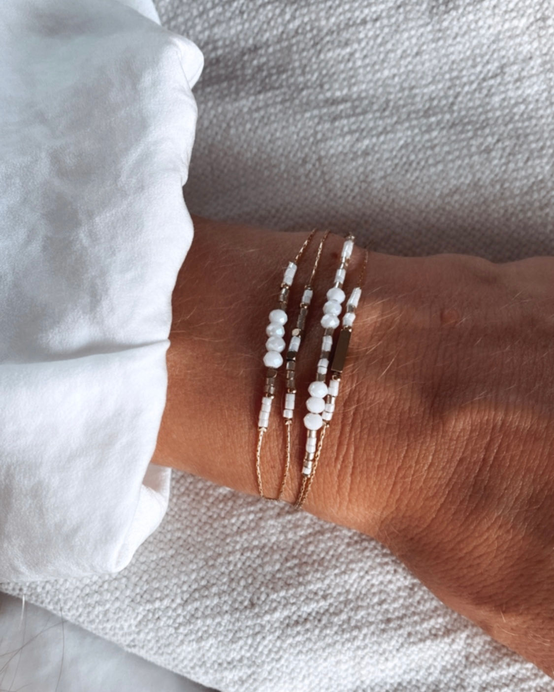 Bracelet composé de 4 rangs. Chaîne fine billes et perles blanches