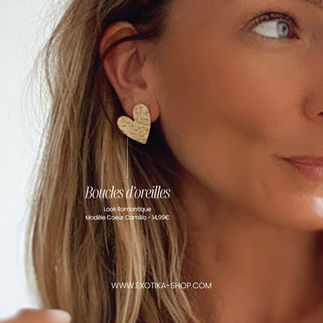 Boucles Coeur Camilla portée sur une femme au regard espiègle boucle dorée en forme de coeur plat bijoux qualité elegant