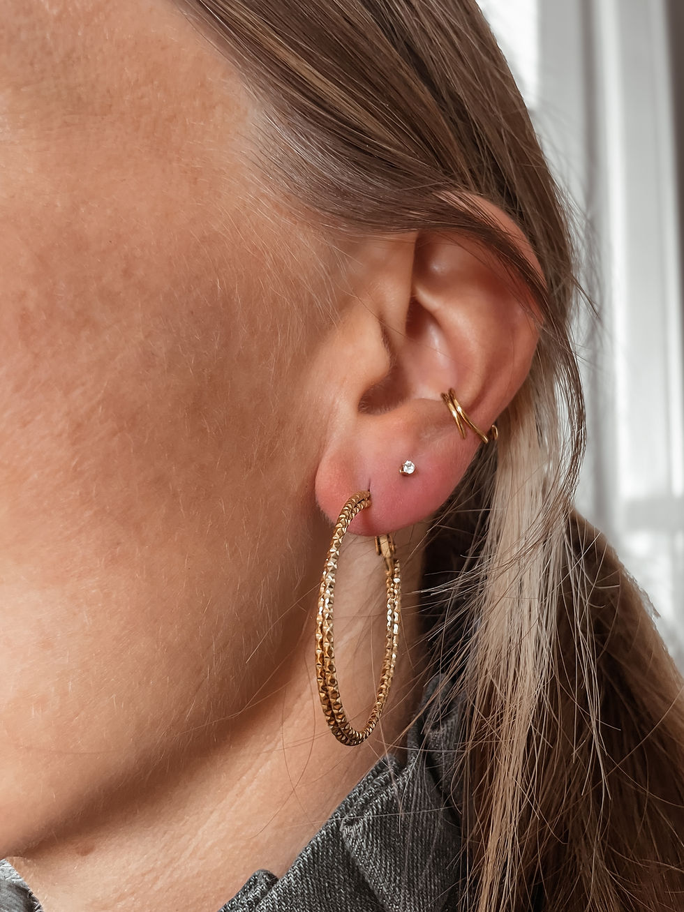 Thumbnail: Créoles larges au relief texturé, légères et très lumineuses. Le basique chic qui traverse les saisons.