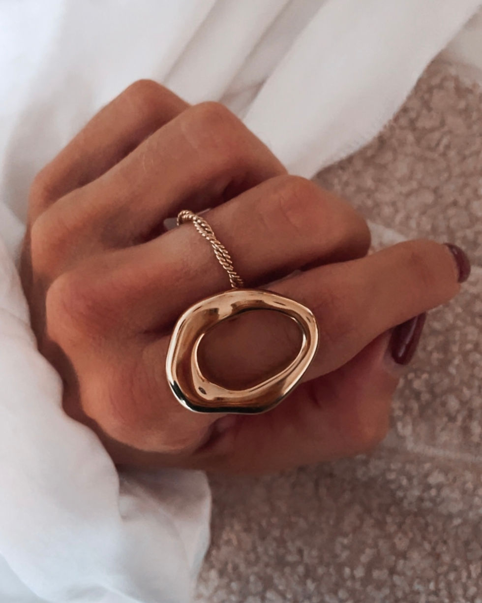 Miniature : bague La classique torsade revisitée en version ouverte et délicate. Une bague tout terrain qui s’accorde à tous les styles,