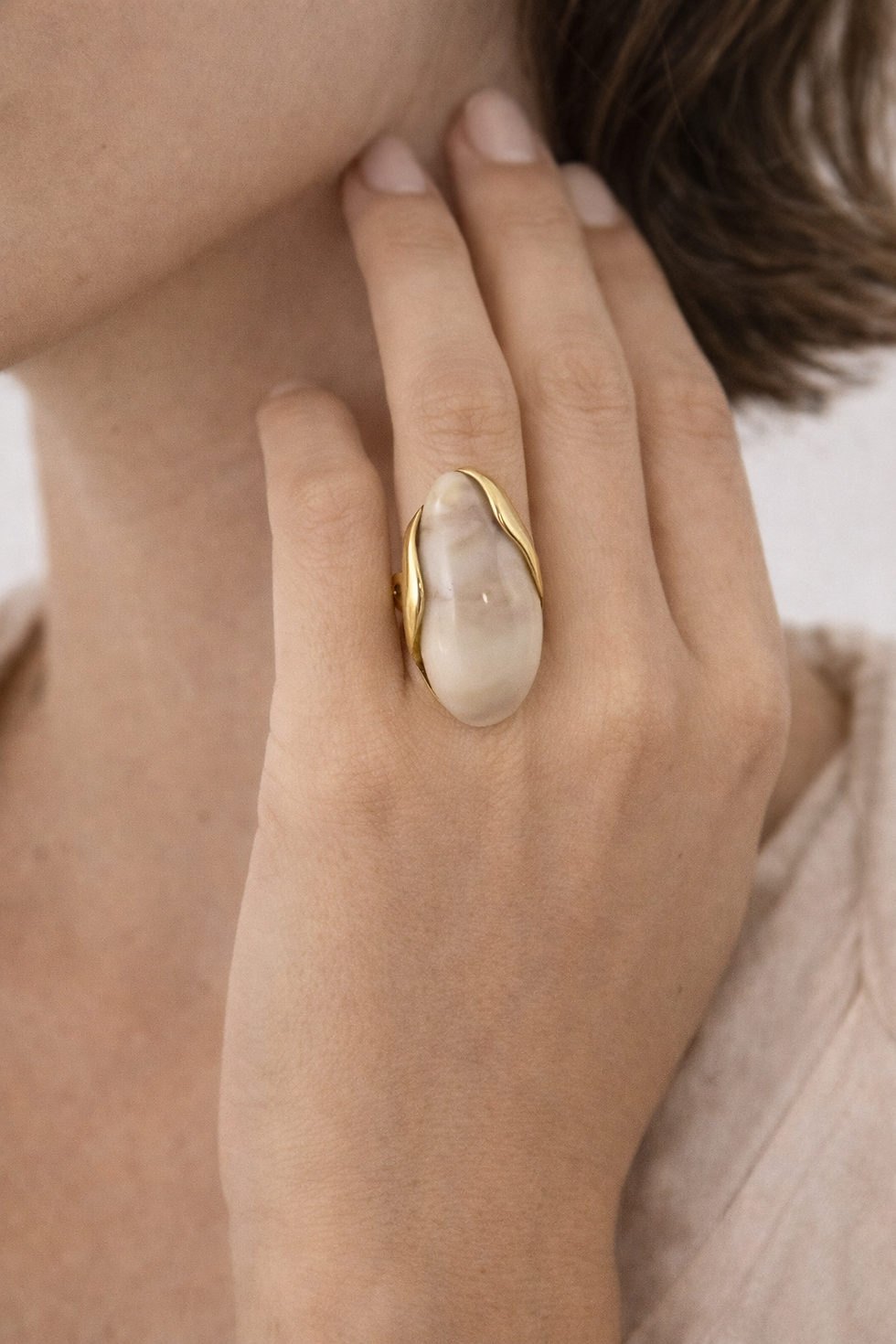 bague pièce forte au charme minéral et solaire