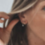 Créoles dorées avec pendentif cristal – Clara De jolies créoles en acier inoxydable doré, ornées d’un petit pendentif en cris