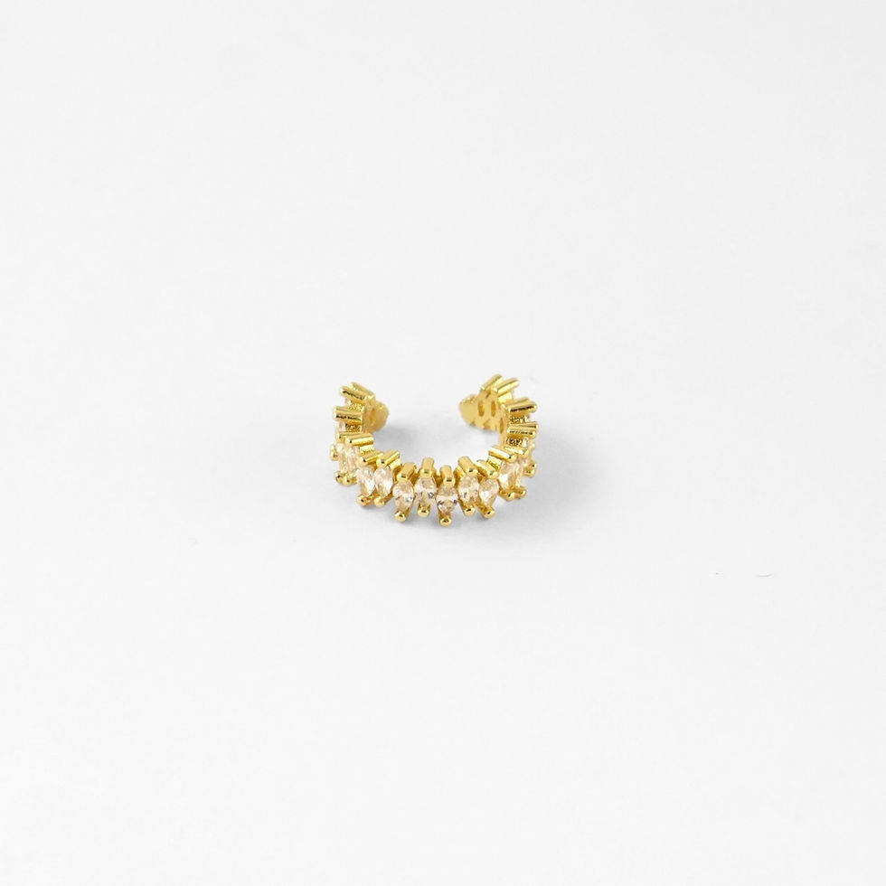 Miniature : ear cuff doré serti de cristaux lumineux pour un effet précieux et raffiné.