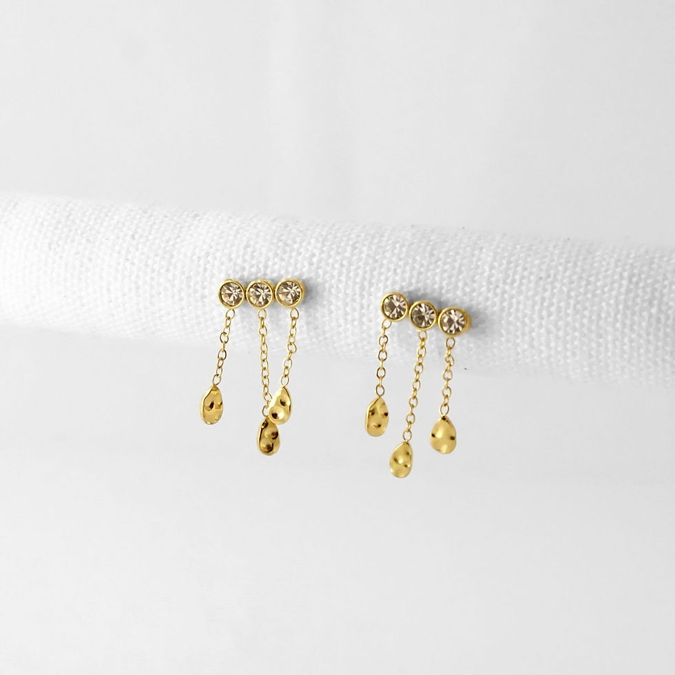 Minis pendants ultra légers : trois strass en ligne et fines chaînettes terminées par des gouttes.