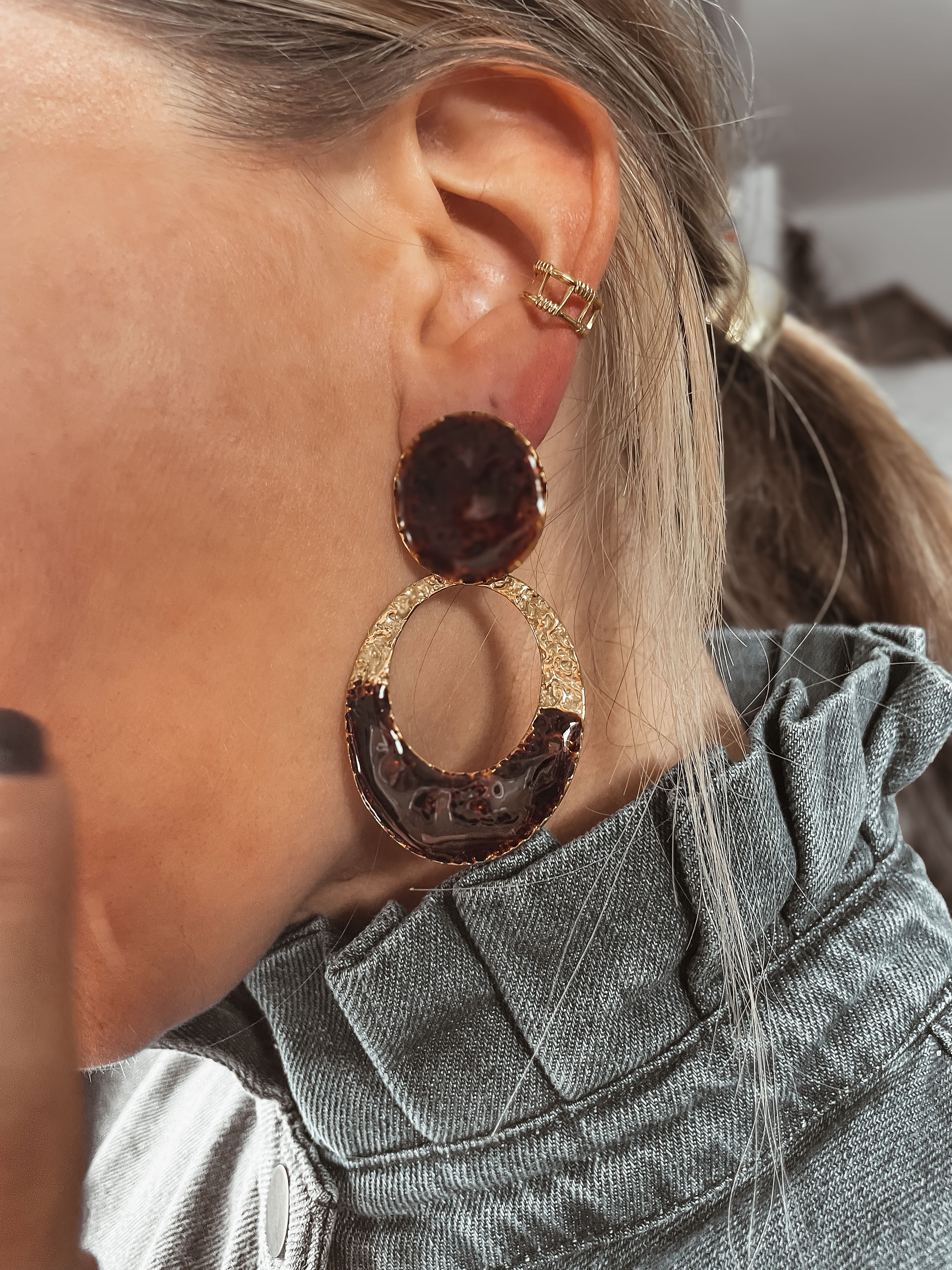 Boucle volumineuse en acier inoxydable avec détail marron