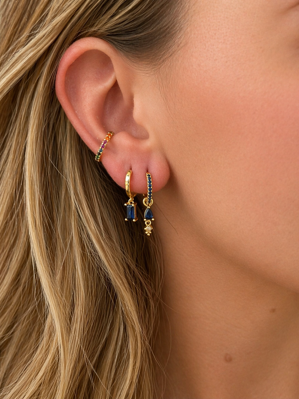 Un ear cuff coloré et solaire qui apporte une touche fun et ultra tendance à l’oreille. Ses petites pierres multicolores