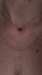 Le collier minimaliste qui fait tout le look.  Un petit cœur émaillé couleur caramel, délicatement posé au centre d’une fine