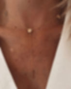 Collier de forme Y chaîne décorée de petites fleurs délicates, finition barre dorée