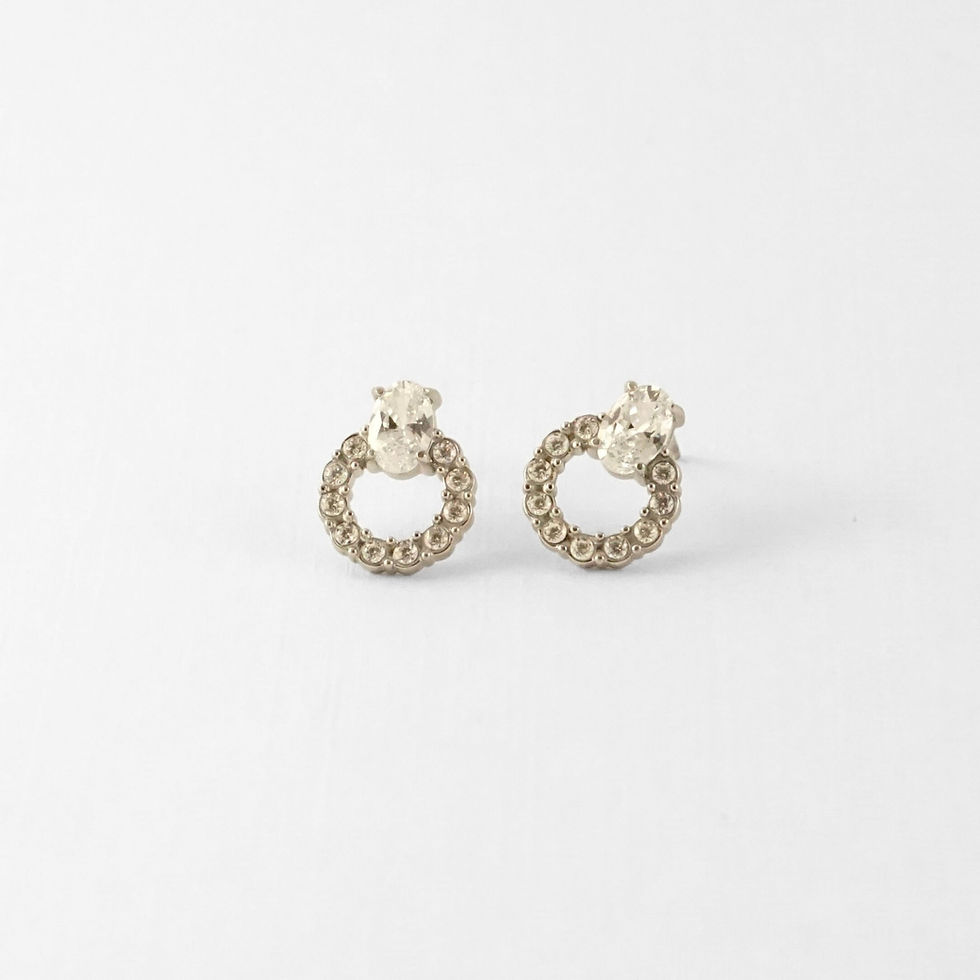 Créoles lisses avec petit charm perle ivoire et micro-boules dorées. Un classique doux et féminin qui fonctionne avec tout.