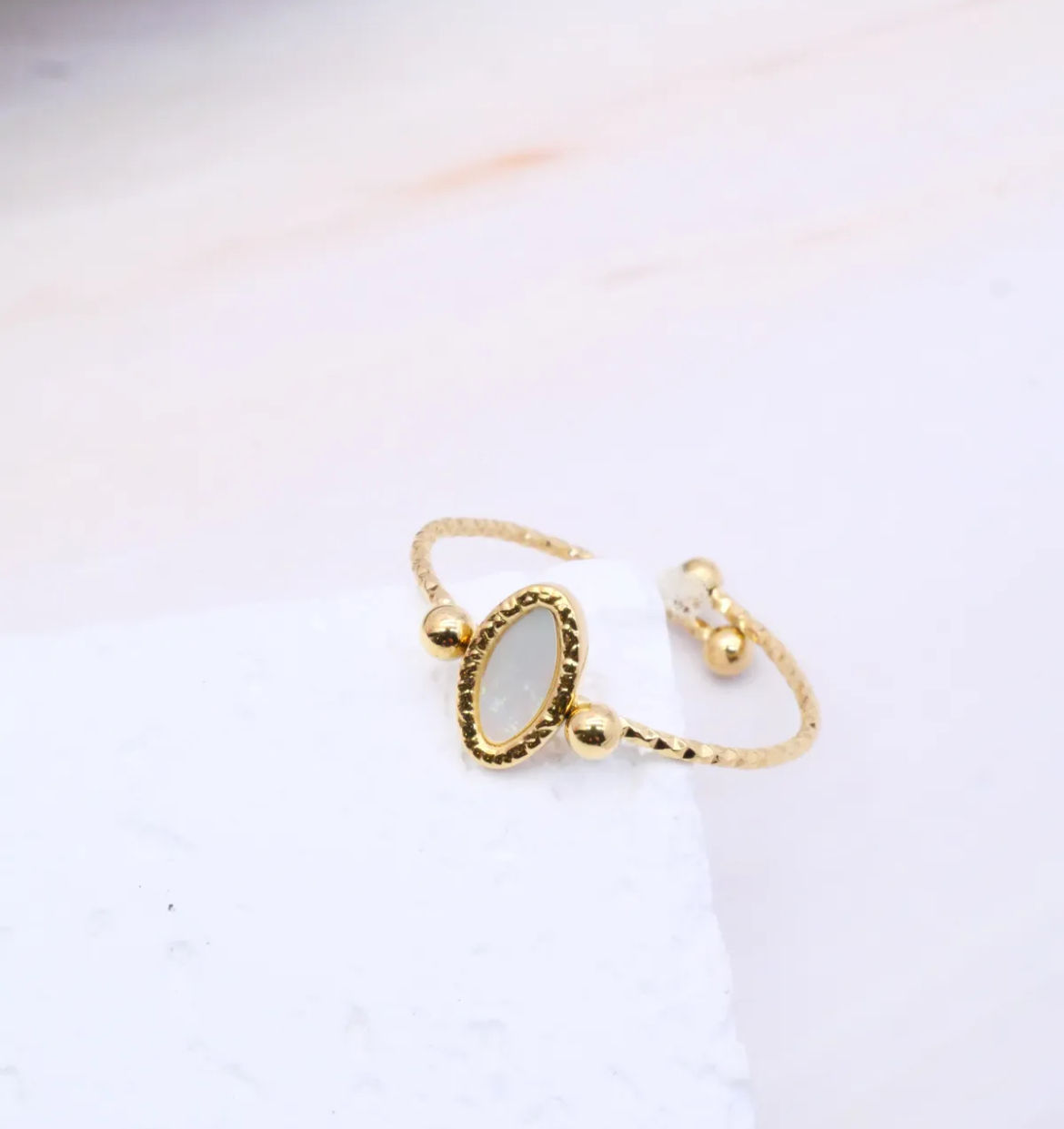 Bague fine, avec nacre ovale