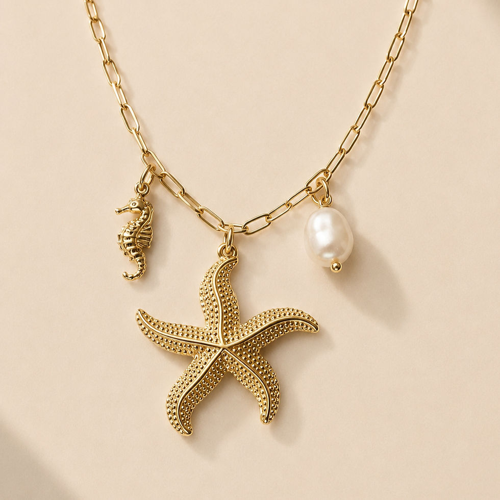 Un collier doré esprit bord de mer, composé de charms marins : étoile de mer, hippocampe et perle blanche. Une pièce solaire