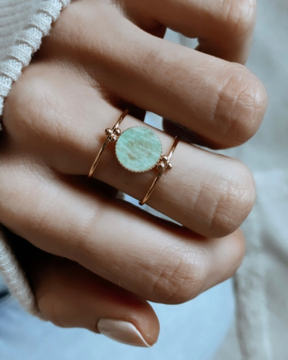 Thumbnail: bague anneau fin double décoré d'une pierre plate ronde. Couleur au choix: Bleu ( amazonite) ou Blanc (Nacre)