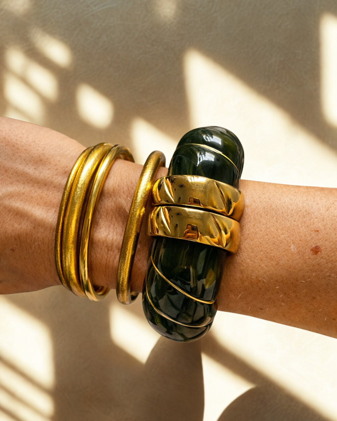 Le bracelet Nolan se distingue par sa matière acrylique au rendu vert foncé (effet profond, presque écaille), existe aussi en